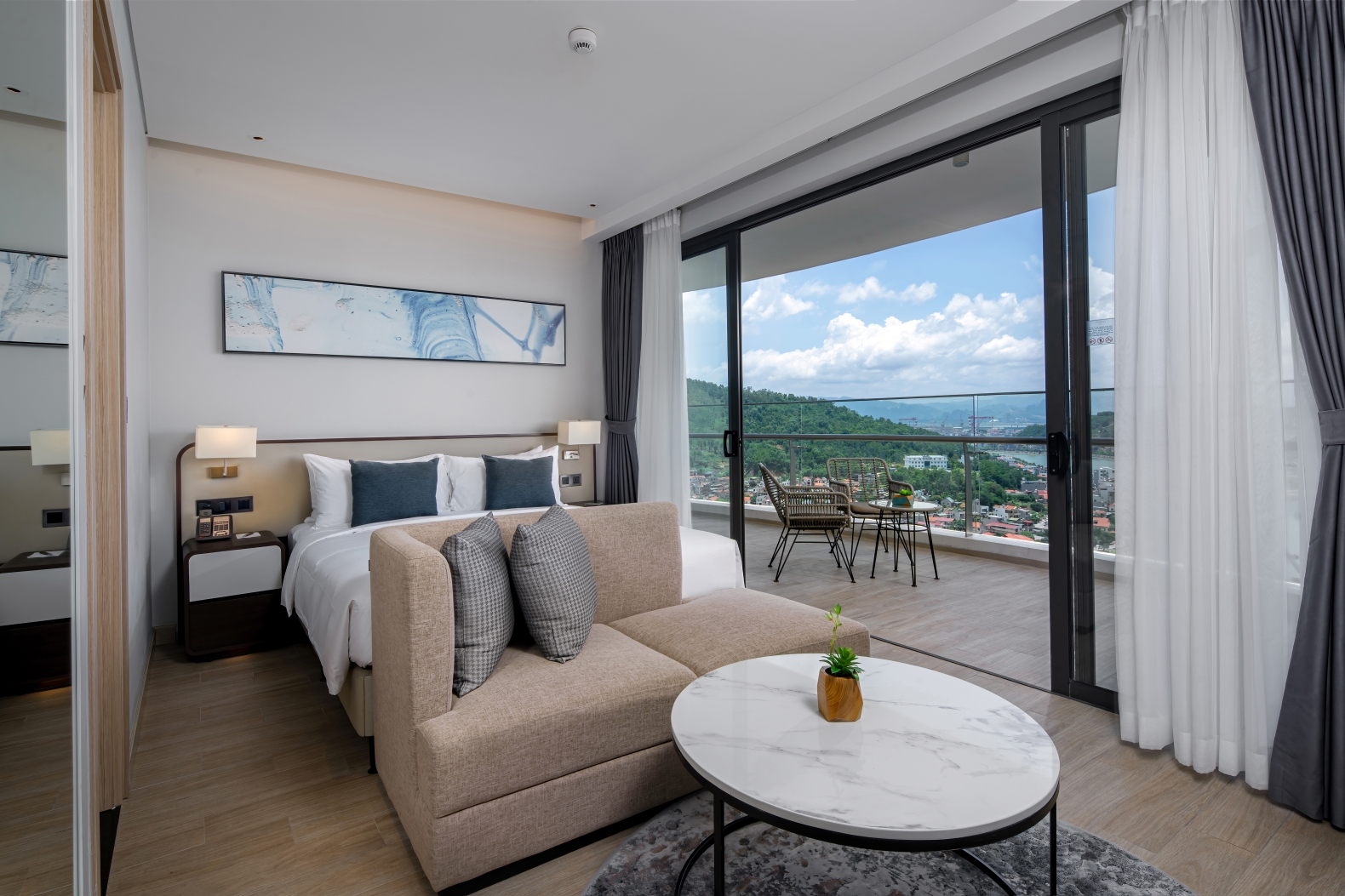 Khách sạn biển đẹp nhất Việt Nam từng nhận cả loạt giải thưởng quốc tế: Rooftop ngắm trọn toàn cảnh vịnh Hạ Long, có bãi biển riêng thỏa sức chơi