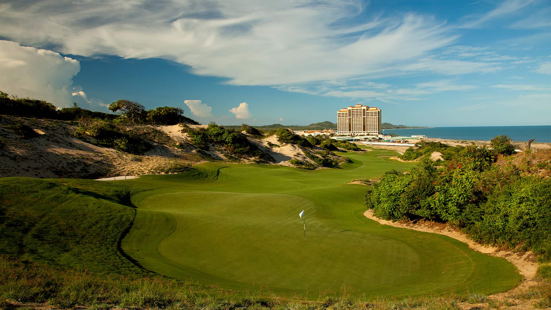 Bỏ túi ngay 7 'siêu phẩm' sân golf đẹp nhất Việt Nam, golfer nào cũng mê!