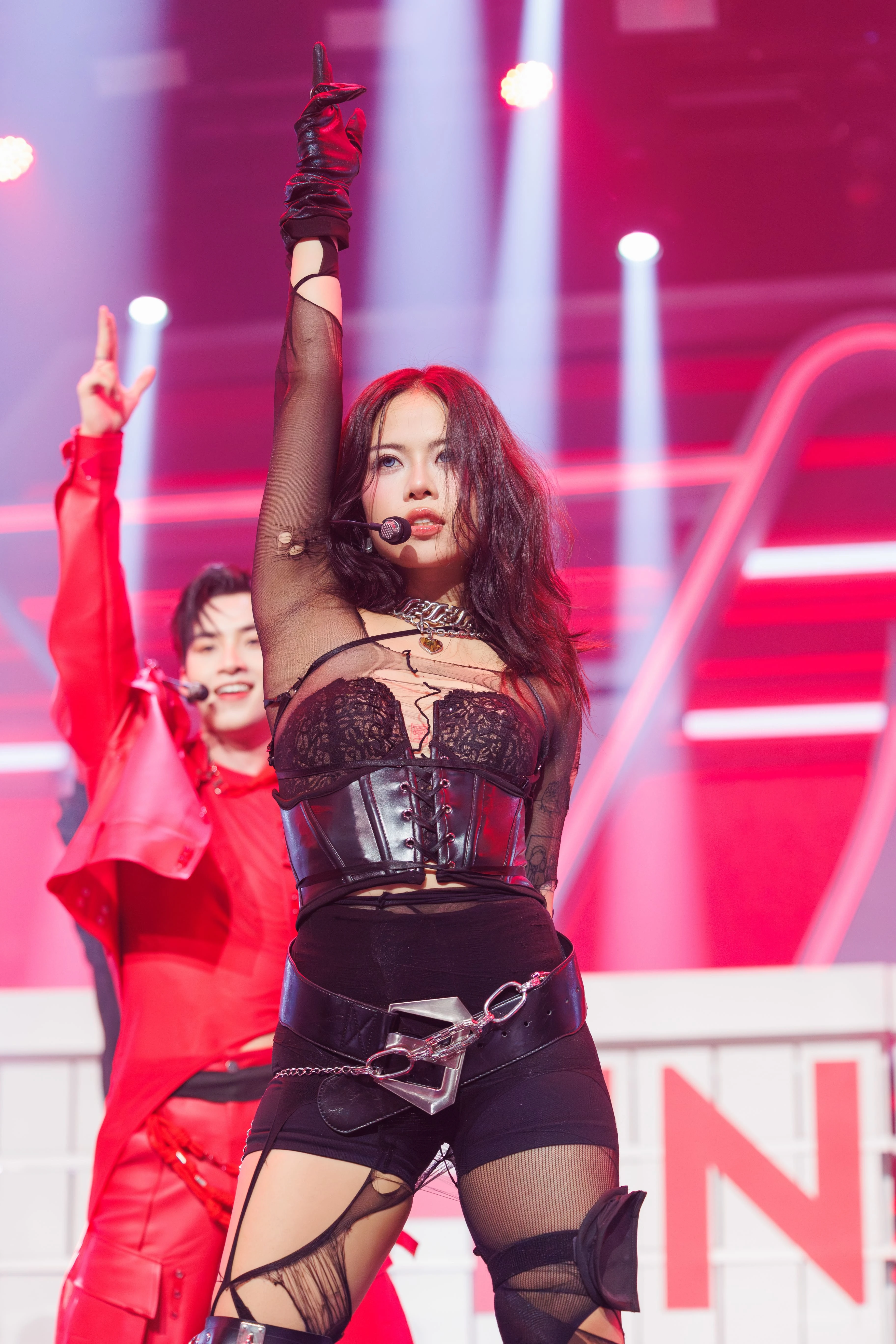 Tlinh lột đồ làm lu mờ các anh trai say hi