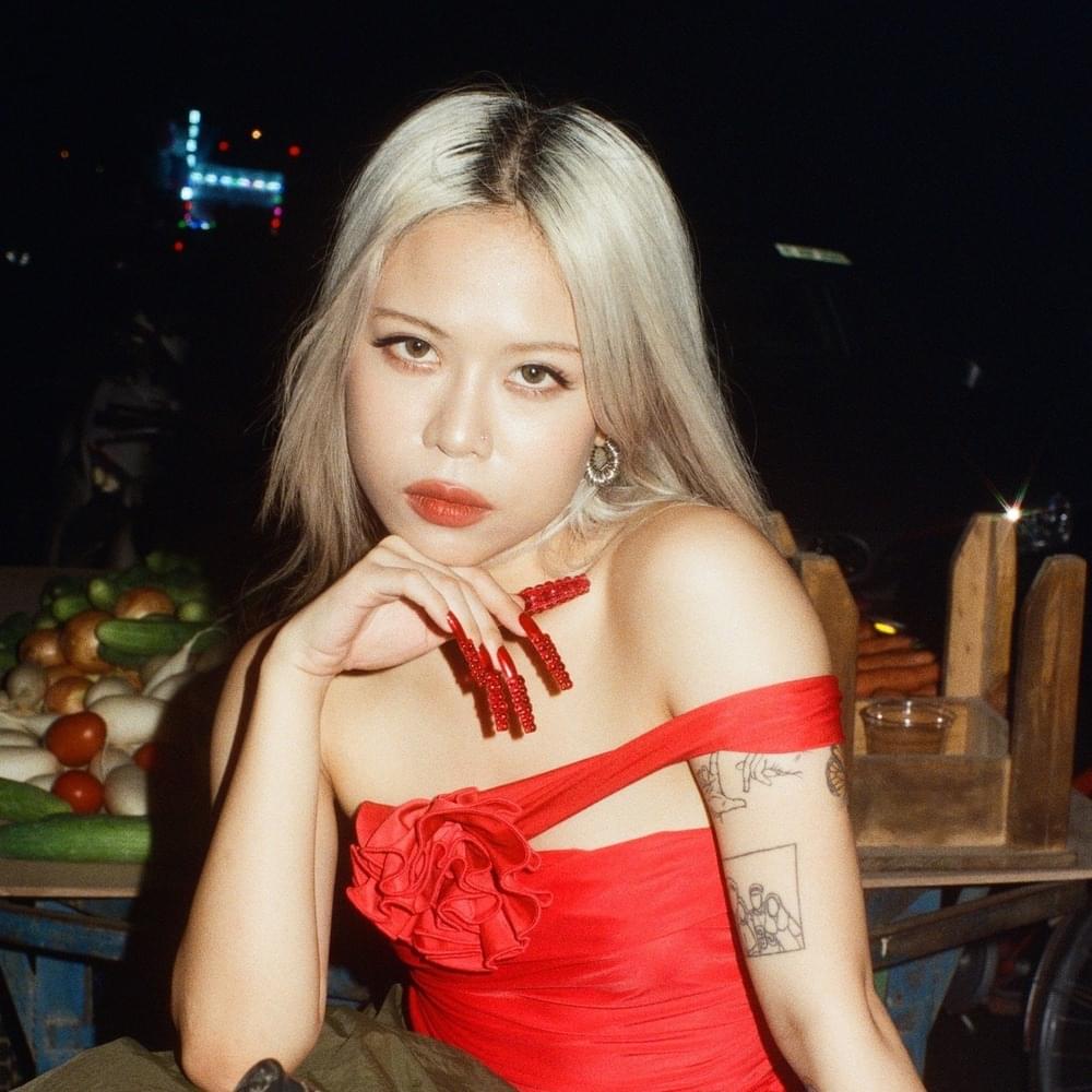 Tlinh lột đồ làm lu mờ các anh trai say hi