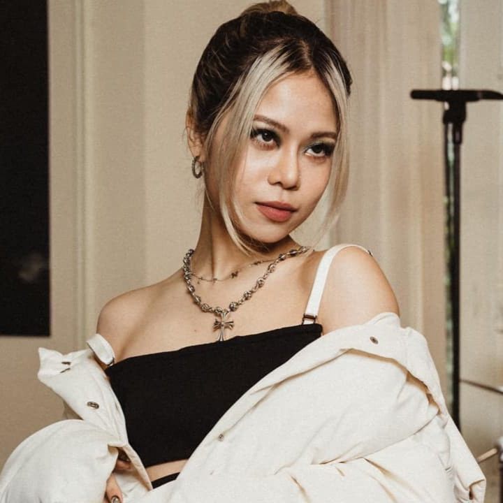 Tlinh lột đồ làm lu mờ các anh trai say hi