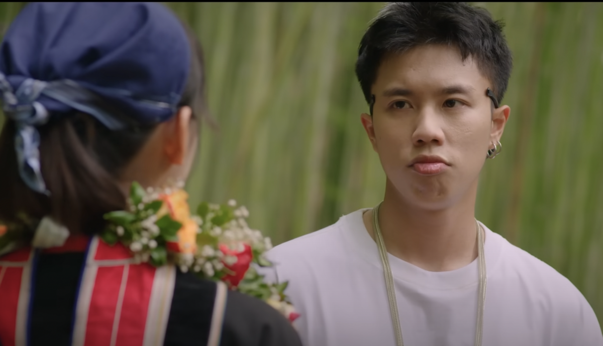 Đi giữa trời rực rỡ
