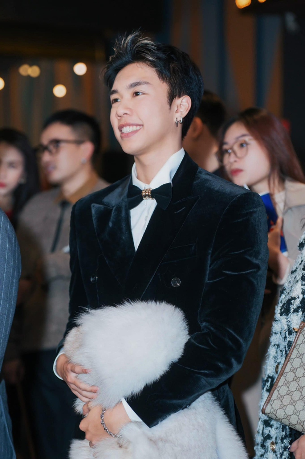 Đi giữa trời rực rỡ