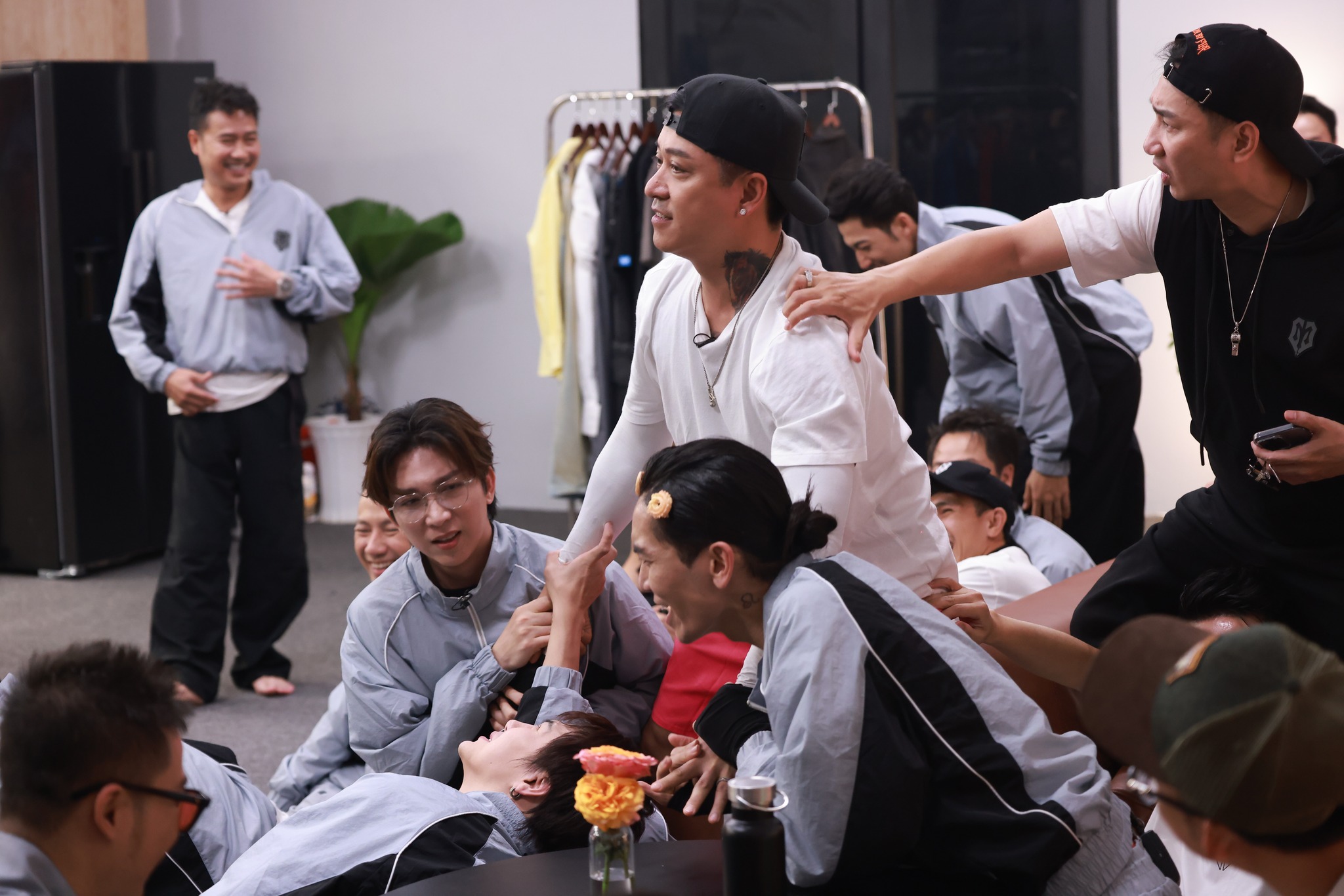 Lộ hết thông tin về Công diễn 3 của Anh Trai Vượt Ngàn Chông Gai, 1 anh tài nhuộm tóc xanh gây sốc