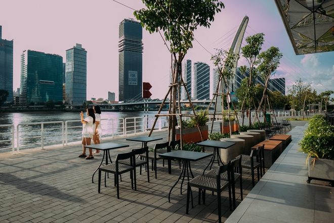 Starbucks WaterBus Thủ Thiêm