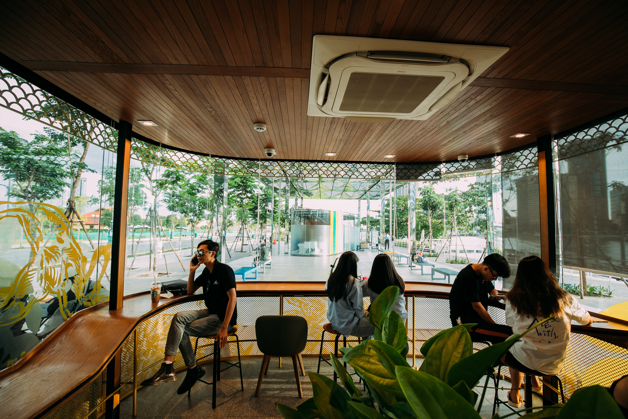 Starbucks WaterBus Thủ Thiêm