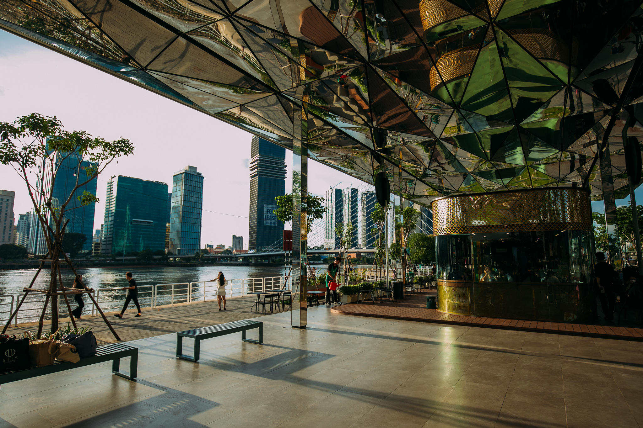 Starbucks WaterBus Thủ Thiêm
