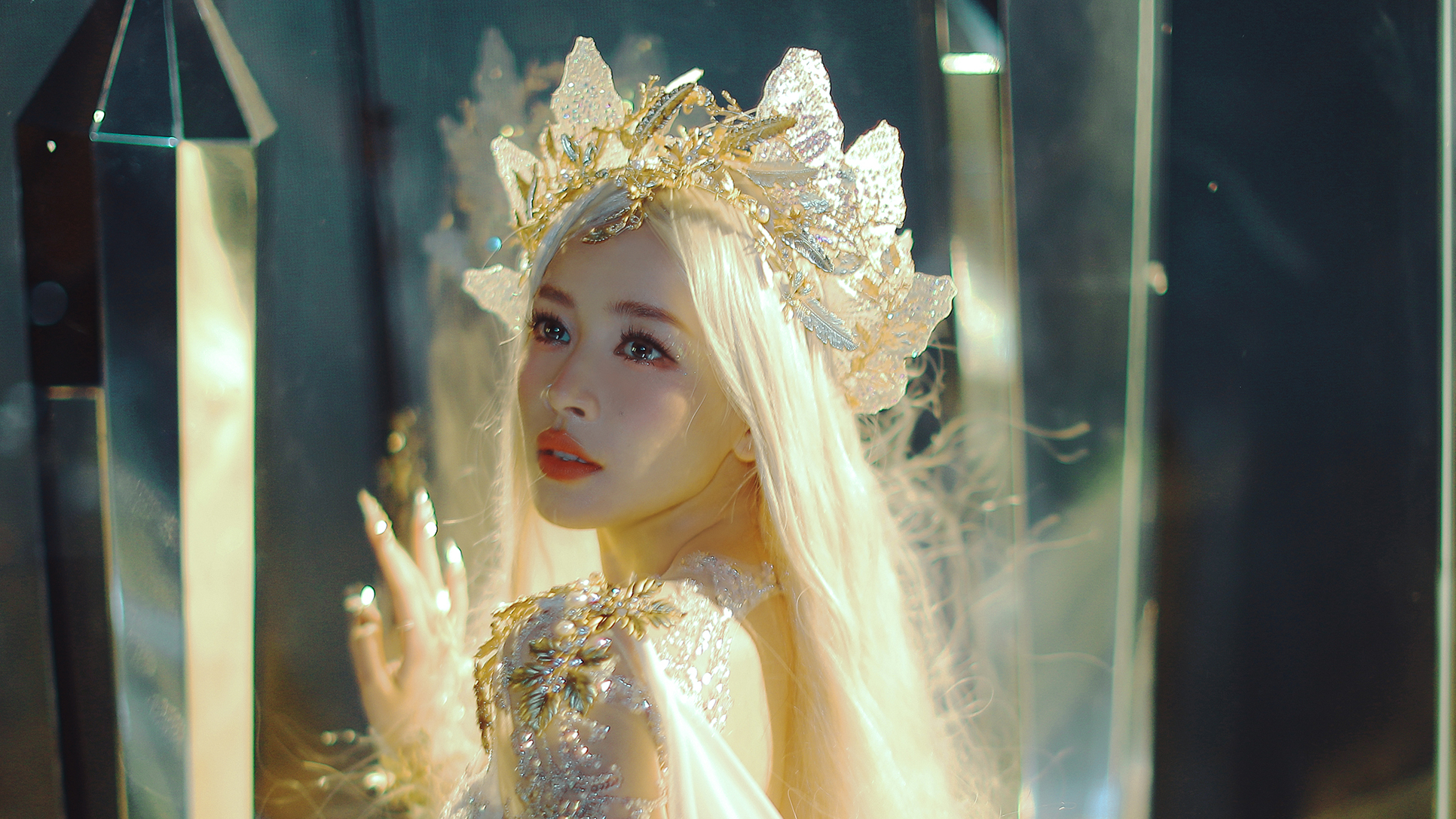 Chi Pu gây sốt với tạo hình ''nàng tiên'', khoe visual rạng rỡ và vóc dáng gợi cảm trong loạt thiết kế váy cưới mới của Chung Thanh Phong