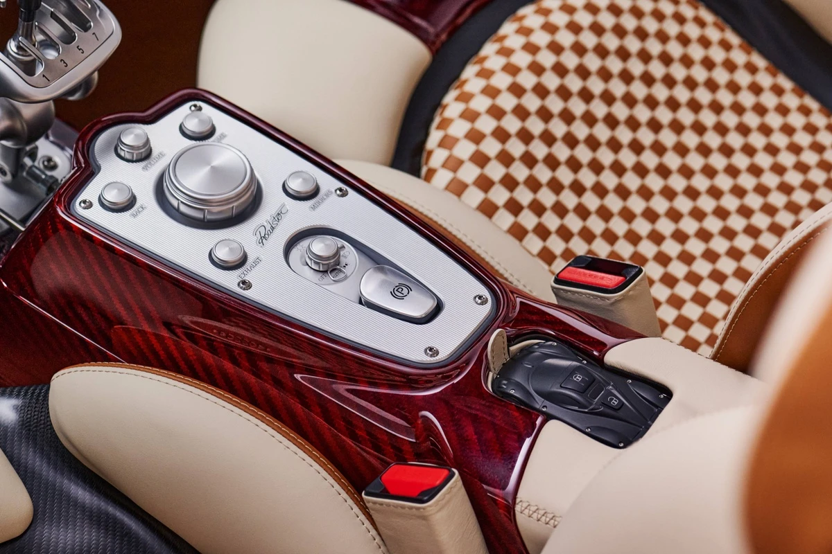 Siêu xe Pagani Utopia Roadster chính thức ra mắt