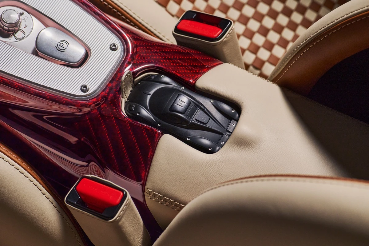 Siêu xe Pagani Utopia Roadster chính thức ra mắt