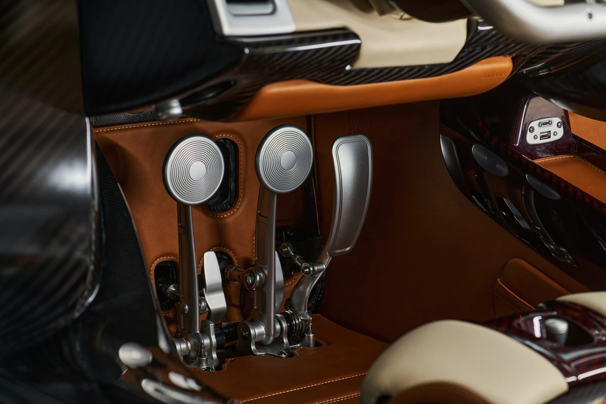 Siêu xe Pagani Utopia Roadster chính thức ra mắt
