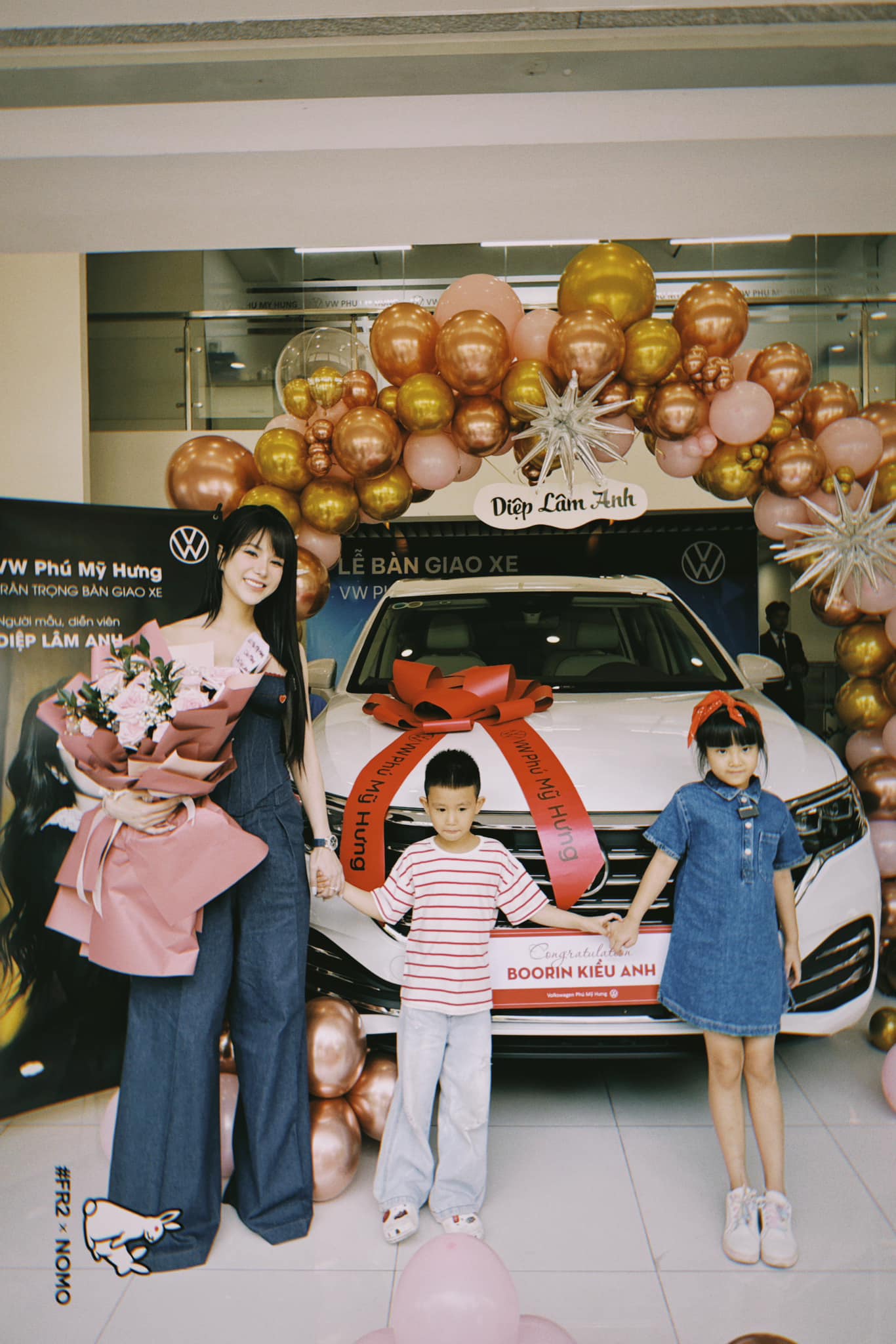 Diệp Lâm Anh tặng VW Viloran cho con gái lớn