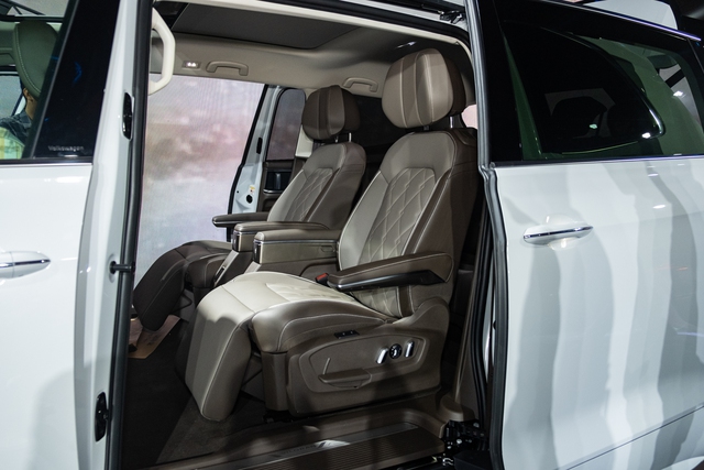 Diệp Lâm Anh tặng VW Viloran cho con gái lớn
