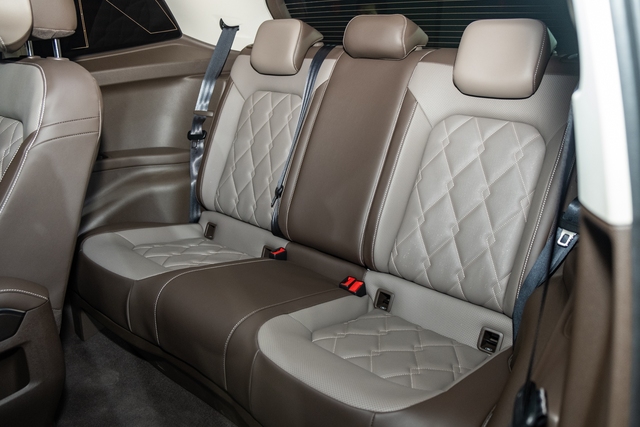 Diệp Lâm Anh tặng VW Viloran cho con gái lớn