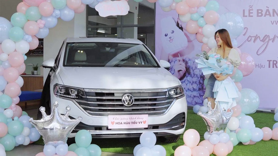 Diệp Lâm Anh tặng VW Viloran cho con gái lớn
