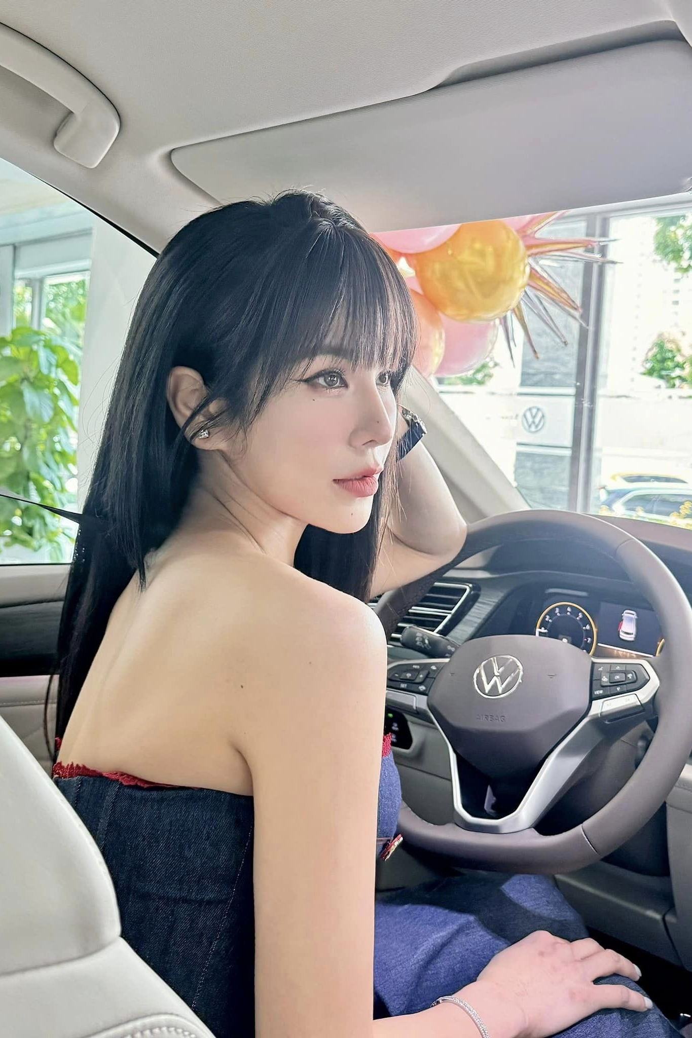 Diệp Lâm Anh tặng VW Viloran cho con gái lớn
