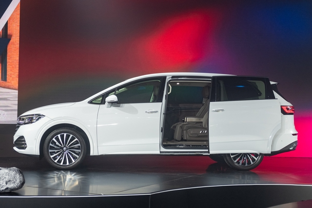 Diệp Lâm Anh tặng VW Viloran cho con gái lớn
