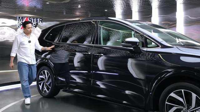 Diệp Lâm Anh tặng VW Viloran cho con gái lớn