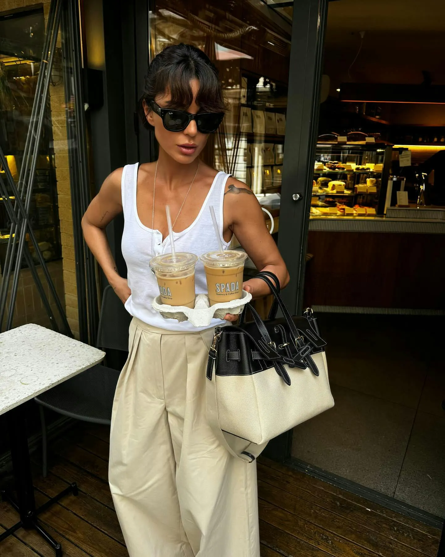 Quần be và áo ba lỗ trắng, phong cách Easy looking-rich ra đời