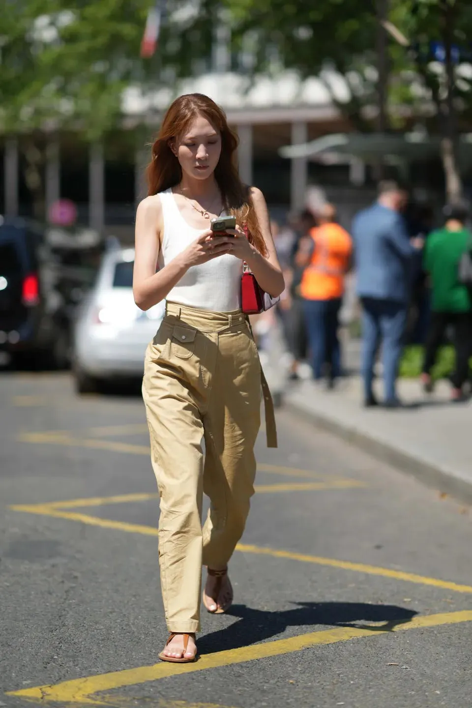 Quần be và áo ba lỗ trắng, vẻ ngoài “Easy looking-rich” nở rộ trong giới thượng lưu Mỹ?