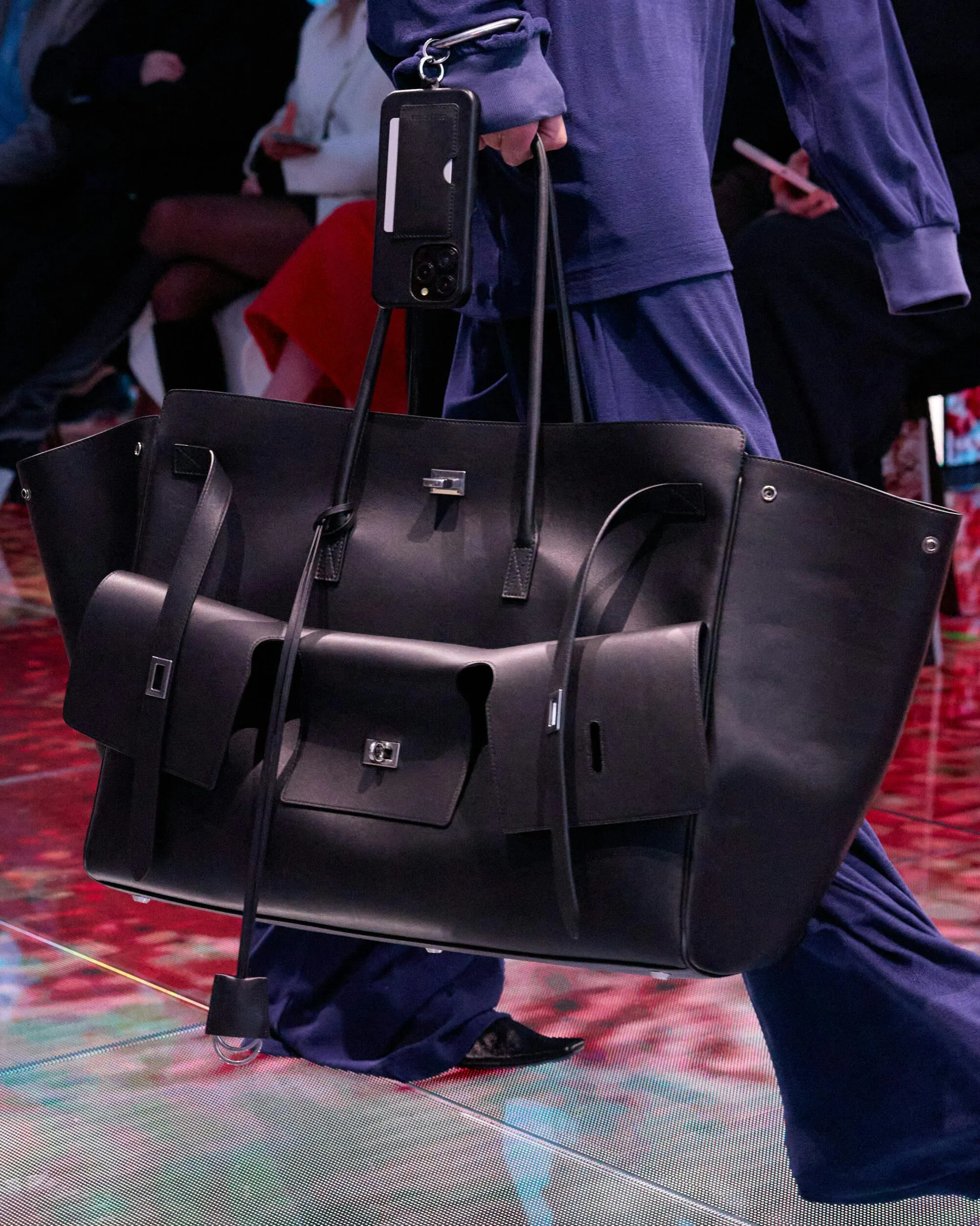 Bel Air của Balenciaga: Điểm nhấn Cyberpunk mới trong giới thời trang