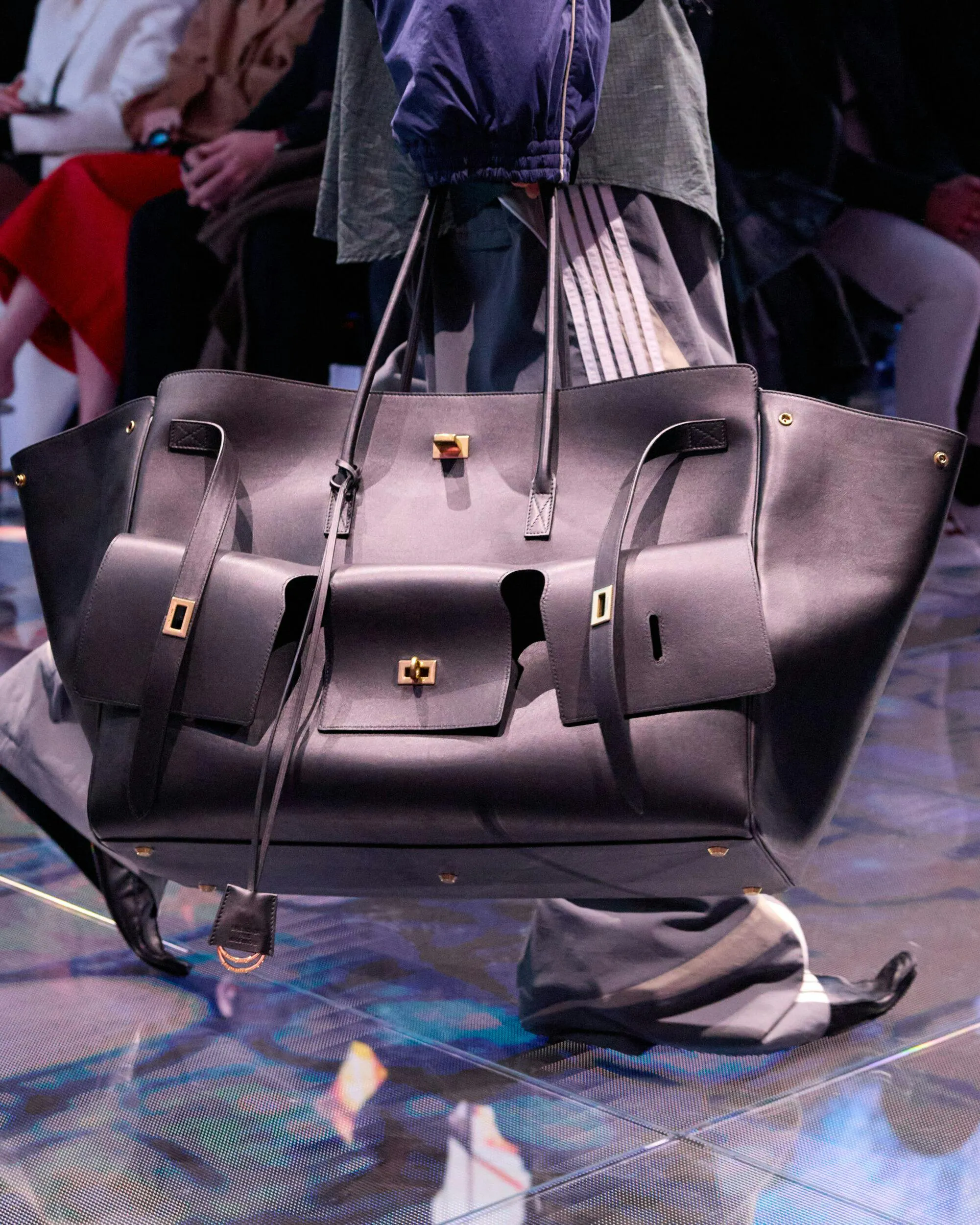 Bel Air của Balenciaga: Điểm nhấn Cyberpunk mới trong giới thời trang