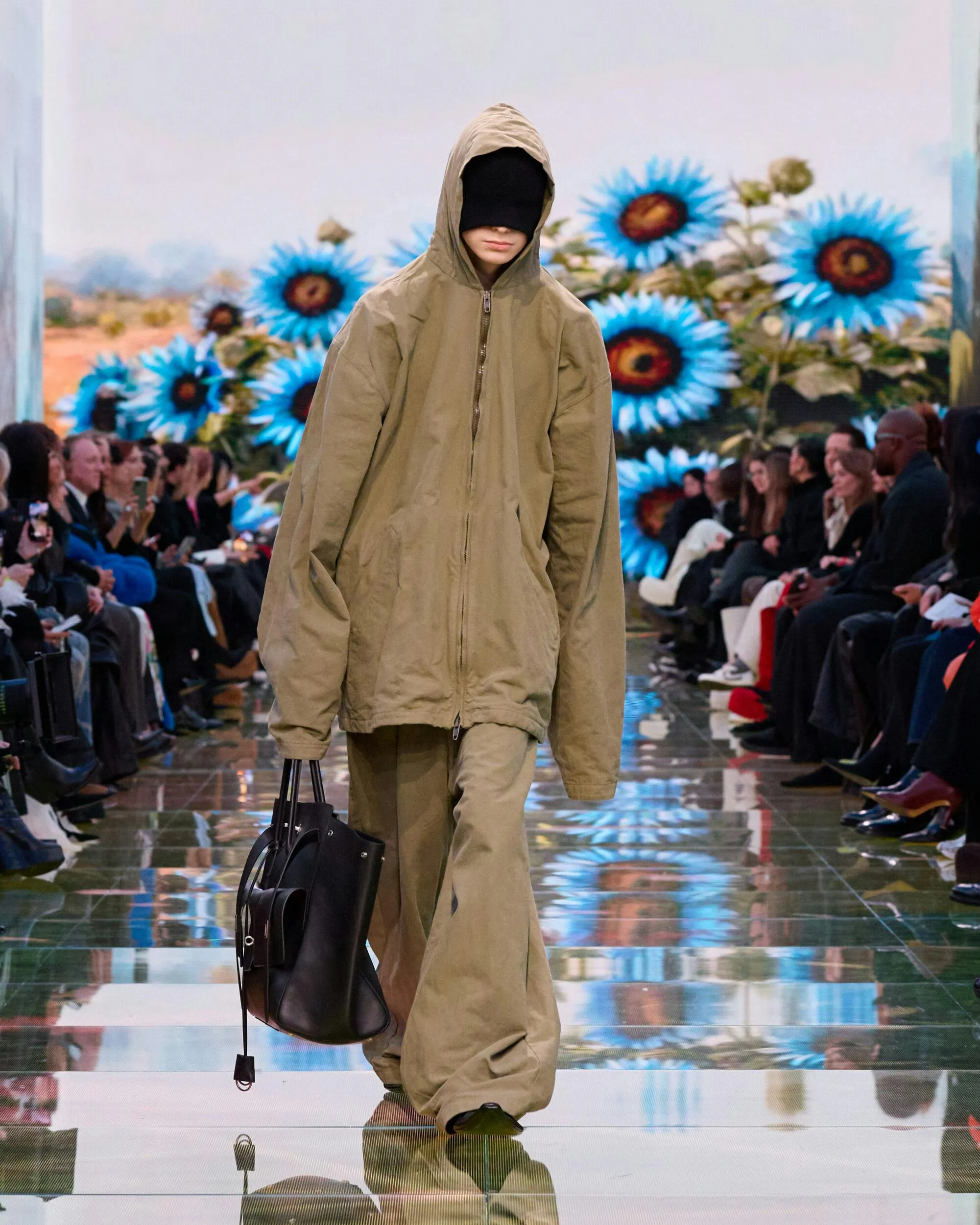 Bel Air của Balenciaga: Điểm nhấn Cyberpunk mới trong giới thời trang