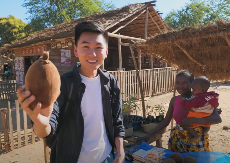 Theo chân Khoai Lang Thang khám phá ẩm thực đường phố nơi Quang Linh Vlogs sinh sống