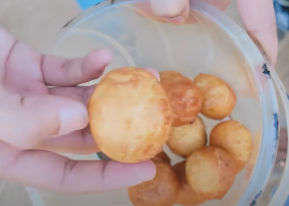 Theo chân Khoai Lang Thang khám phá ẩm thực đường phố nơi Quang Linh Vlogs sinh sống