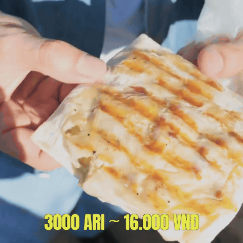Theo chân Khoai Lang Thang khám phá ẩm thực đường phố nơi Quang Linh Vlogs sinh sống
