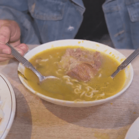 Theo chân Khoai Lang Thang khám phá ẩm thực đường phố nơi Quang Linh Vlogs sinh sống