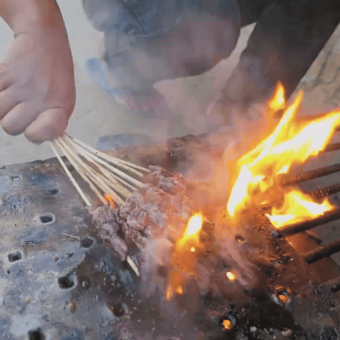 Theo chân Khoai Lang Thang khám phá ẩm thực đường phố nơi Quang Linh Vlogs sinh sống