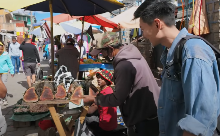 Theo chân Khoai Lang Thang khám phá ẩm thực đường phố nơi Quang Linh Vlogs sinh sống