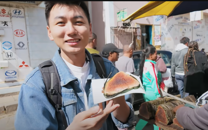 Theo chân Khoai Lang Thang khám phá ẩm thực đường phố nơi Quang Linh Vlogs sinh sống