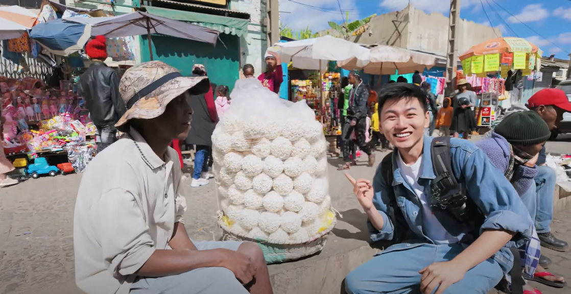 Theo chân Khoai Lang Thang khám phá ẩm thực đường phố nơi Quang Linh Vlogs sinh sống