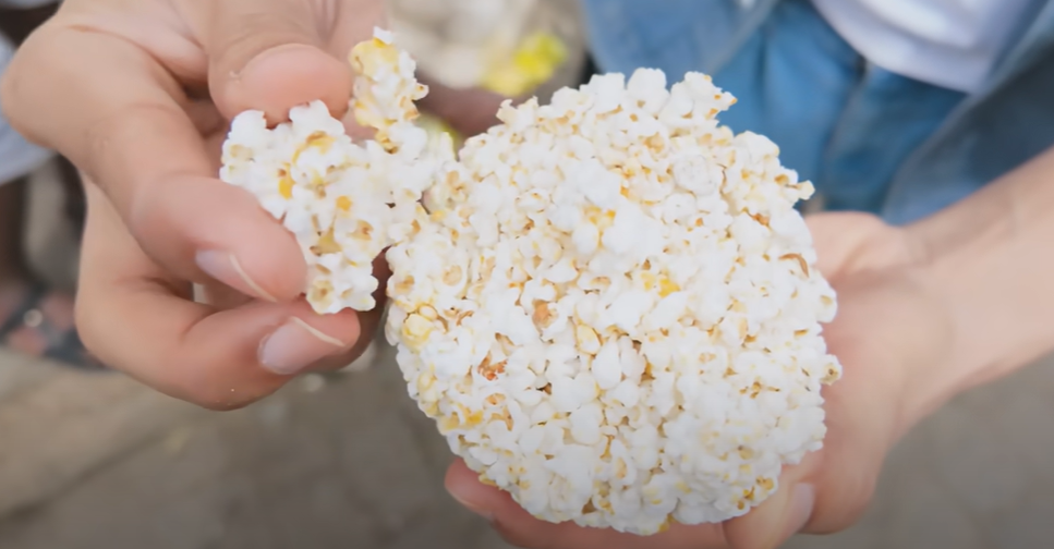 Theo chân Khoai Lang Thang khám phá ẩm thực đường phố nơi Quang Linh Vlogs sinh sống