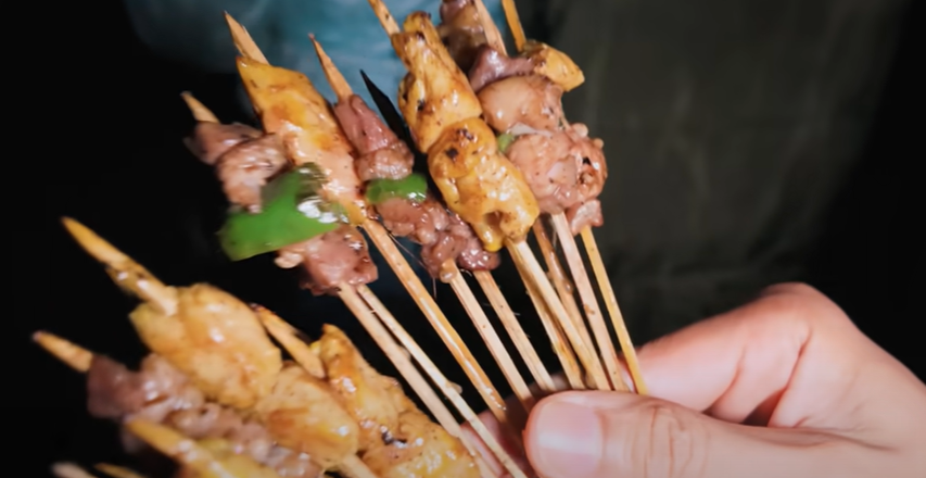 Theo chân Khoai Lang Thang khám phá ẩm thực đường phố nơi Quang Linh Vlogs sinh sống