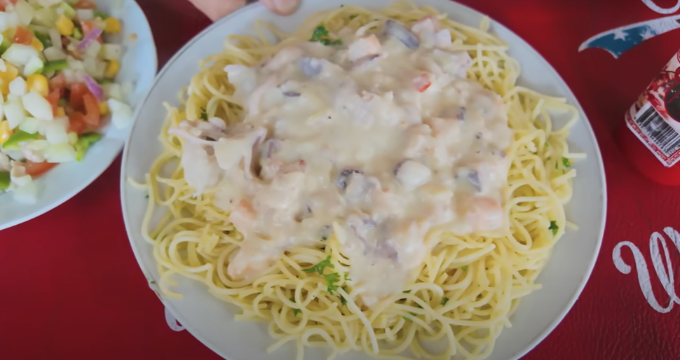 Theo chân Khoai Lang Thang khám phá ẩm thực đường phố nơi Quang Linh Vlogs sinh sống