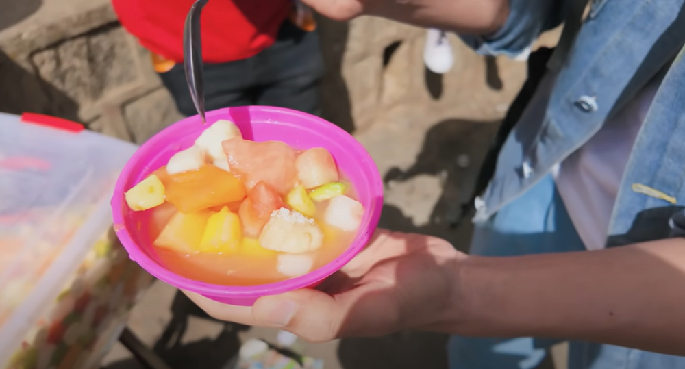 Theo chân Khoai Lang Thang khám phá ẩm thực đường phố nơi Quang Linh Vlogs sinh sống