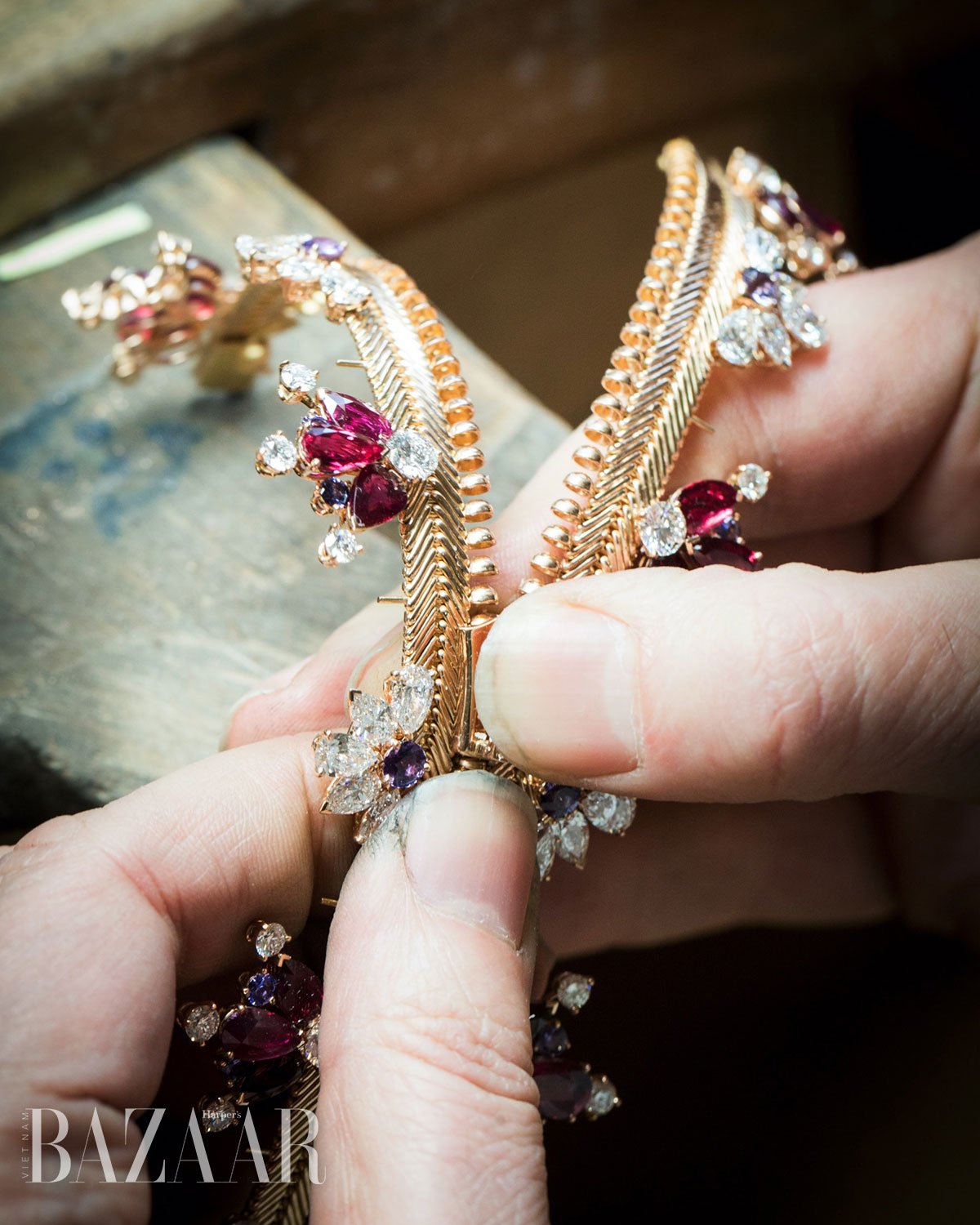Vòng cổ Zip Necklace hình dây kéo: Đỉnh cao sáng tạo và thủ công của Van Cleef & Arpels