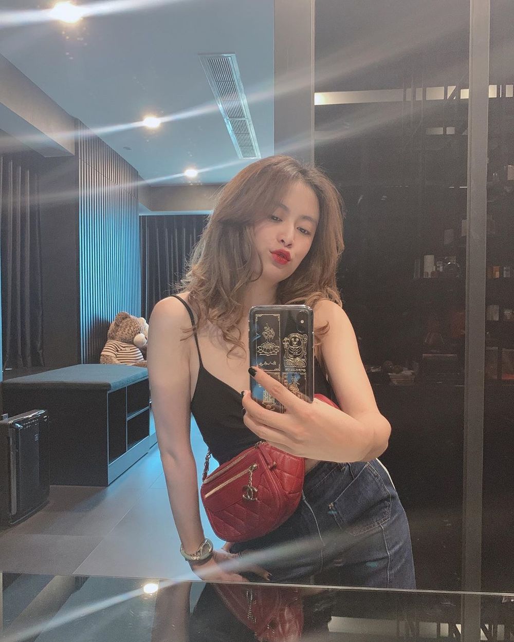 Hoàng Thùy Linh sinh con