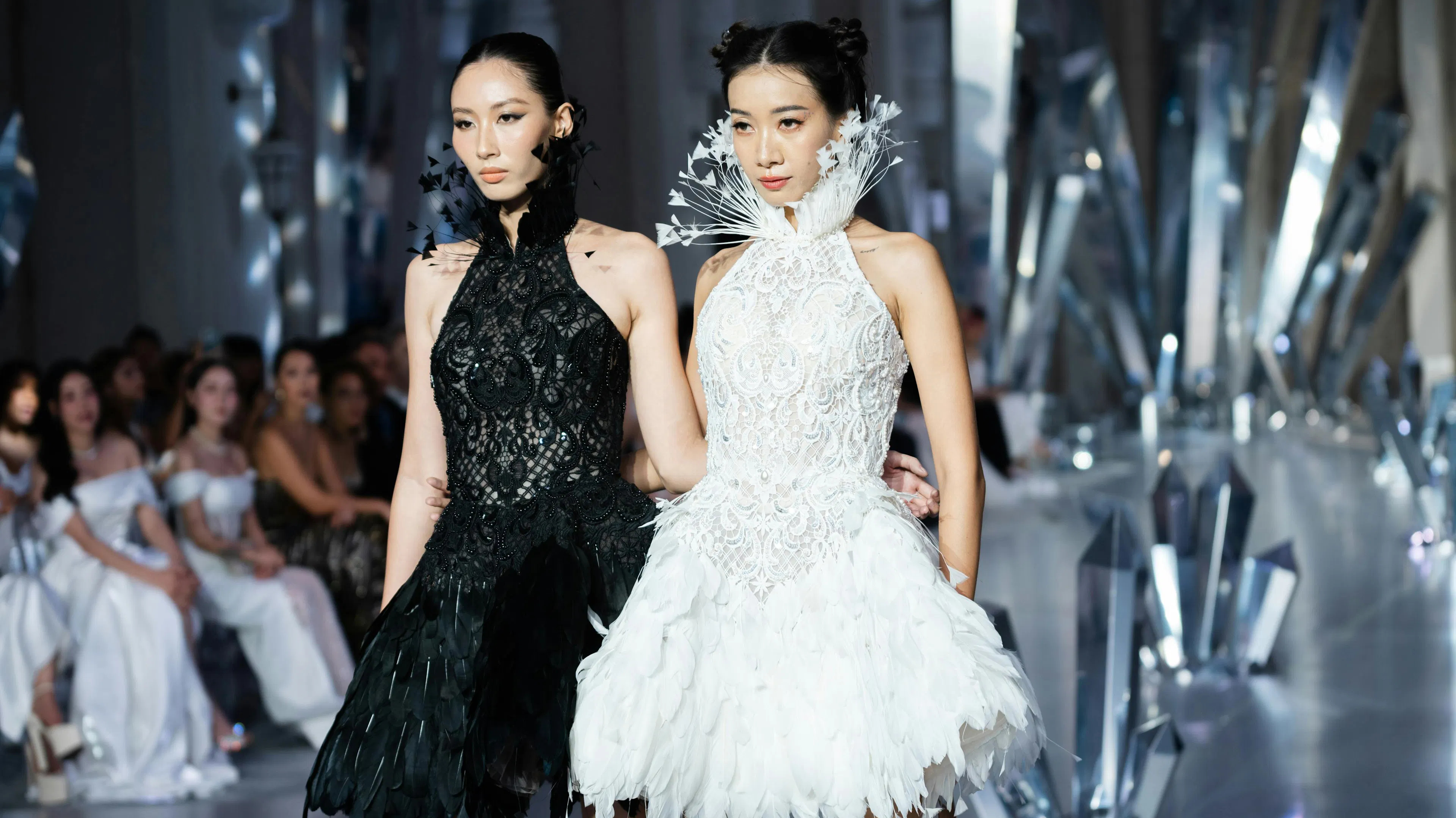 Chung Thanh Phong hiện thực hóa giấc mơ thời trang với 80 thiết kế Haute Couture limited