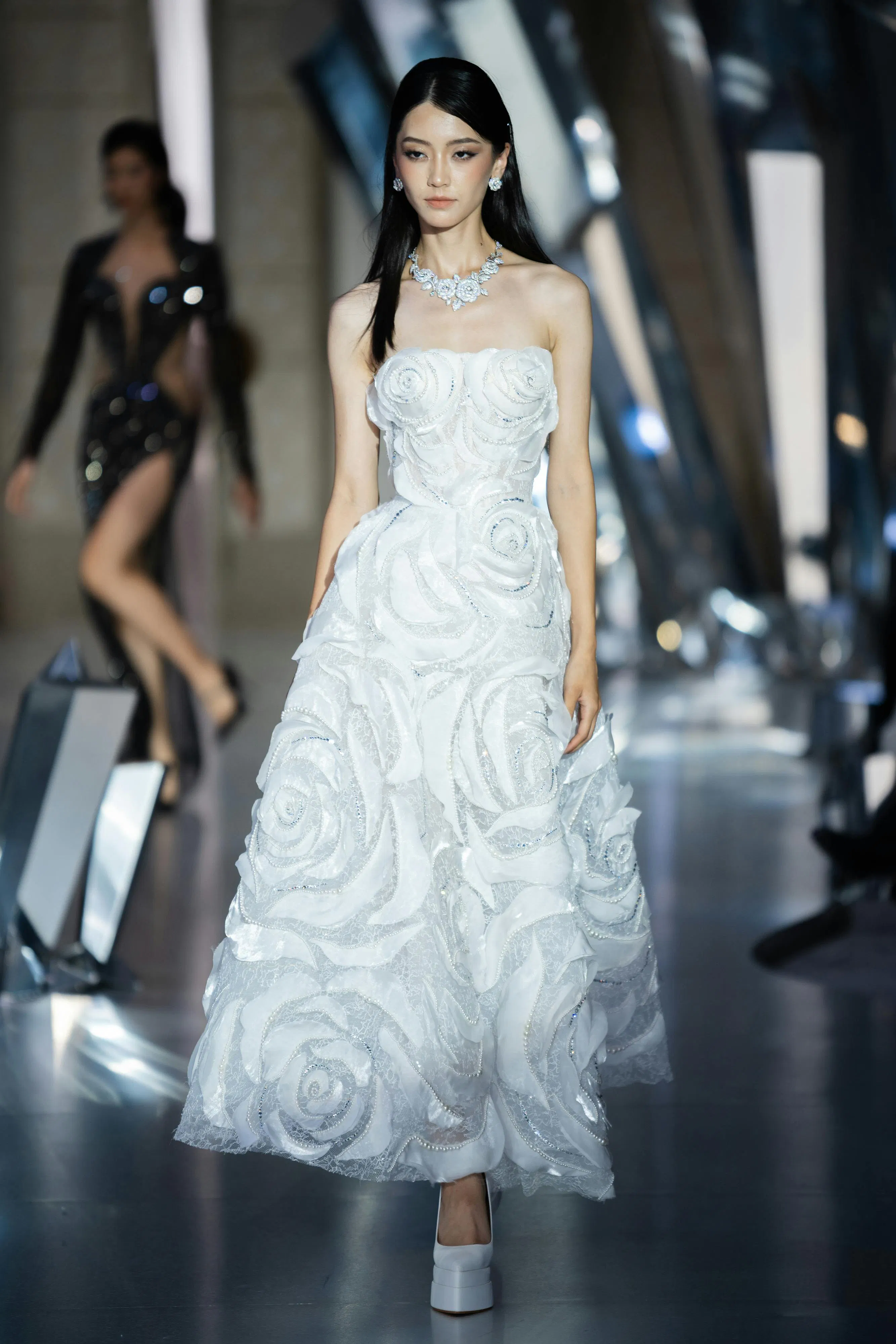 Chung Thanh Phong hiện thực hóa giấc mơ thời trang với 80 thiết kế Haute Couture limited
