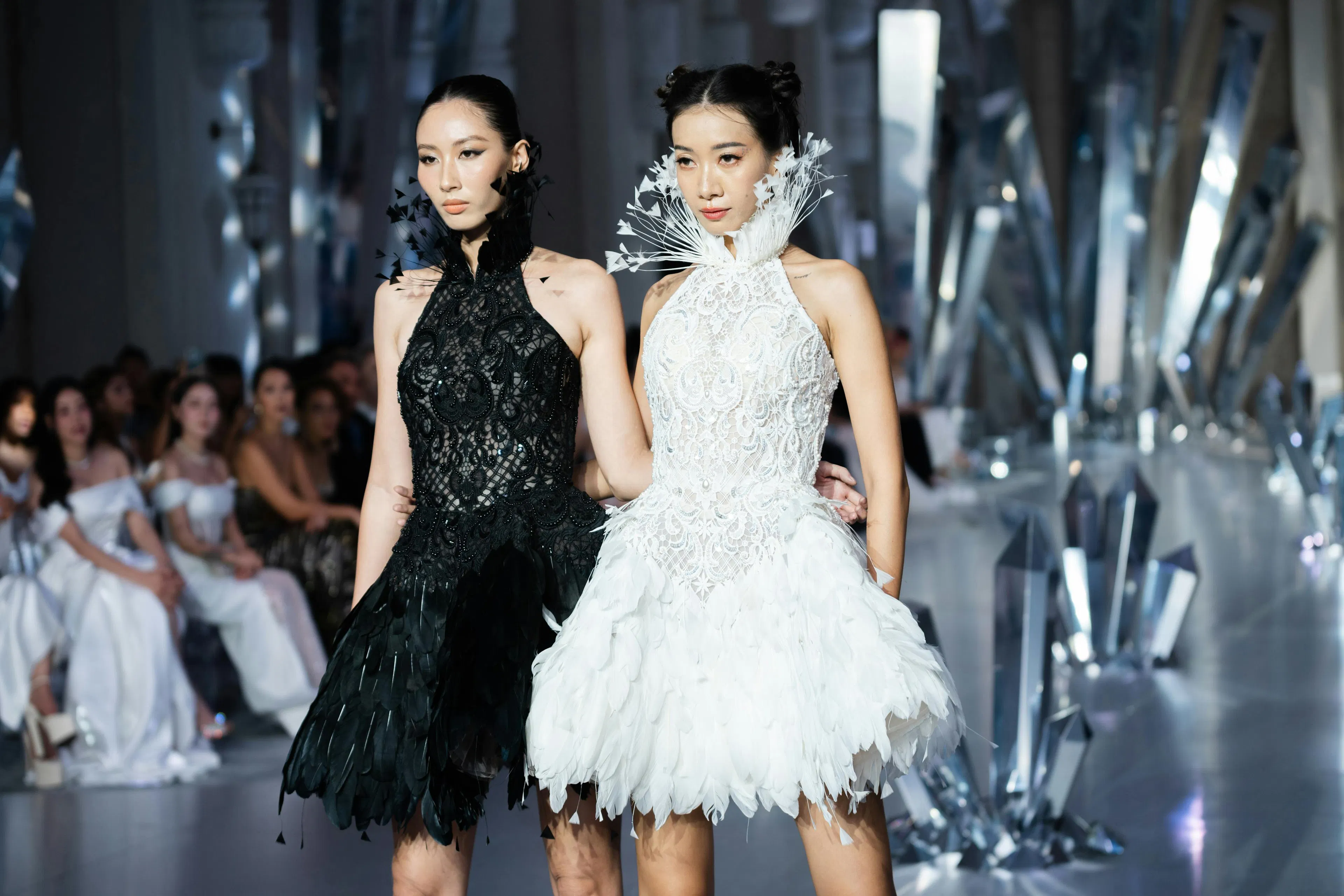 Chung Thanh Phong hiện thực hóa giấc mơ thời trang với 80 thiết kế Haute Couture limited