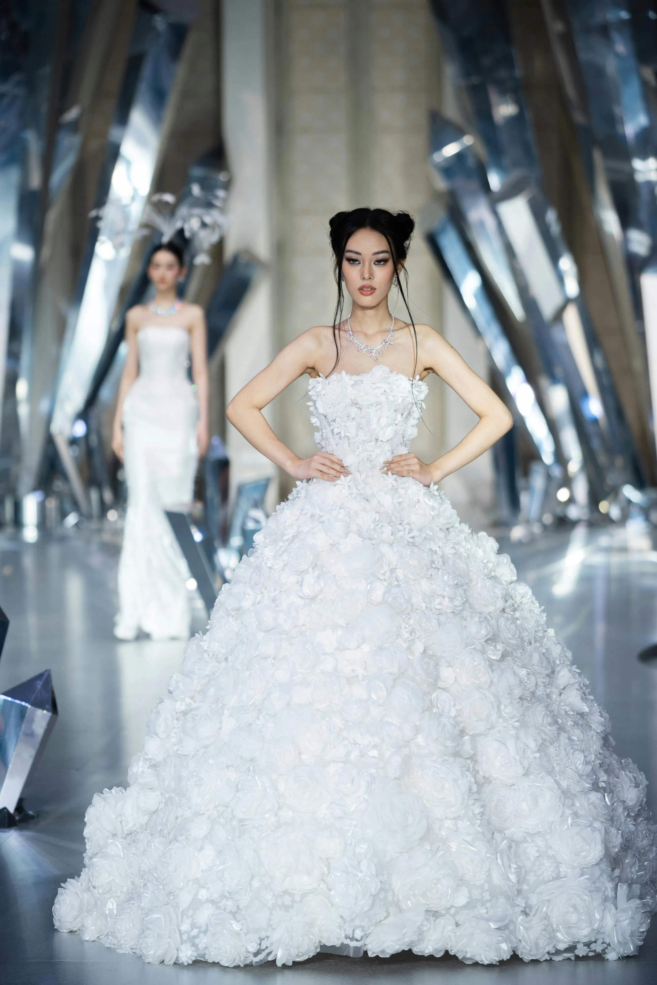 Chung Thanh Phong hiện thực hóa giấc mơ thời trang với 80 thiết kế Haute Couture limited
