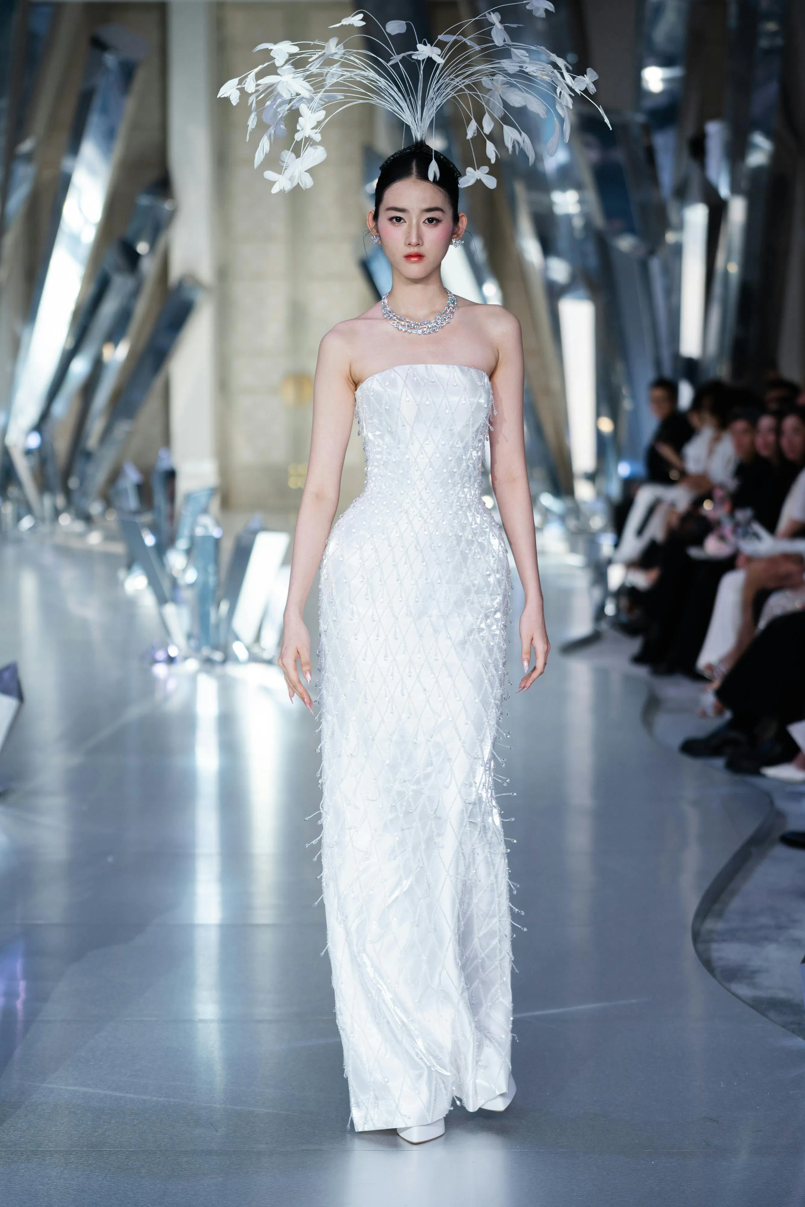 Chung Thanh Phong hiện thực hóa giấc mơ thời trang với 80 thiết kế Haute Couture limited