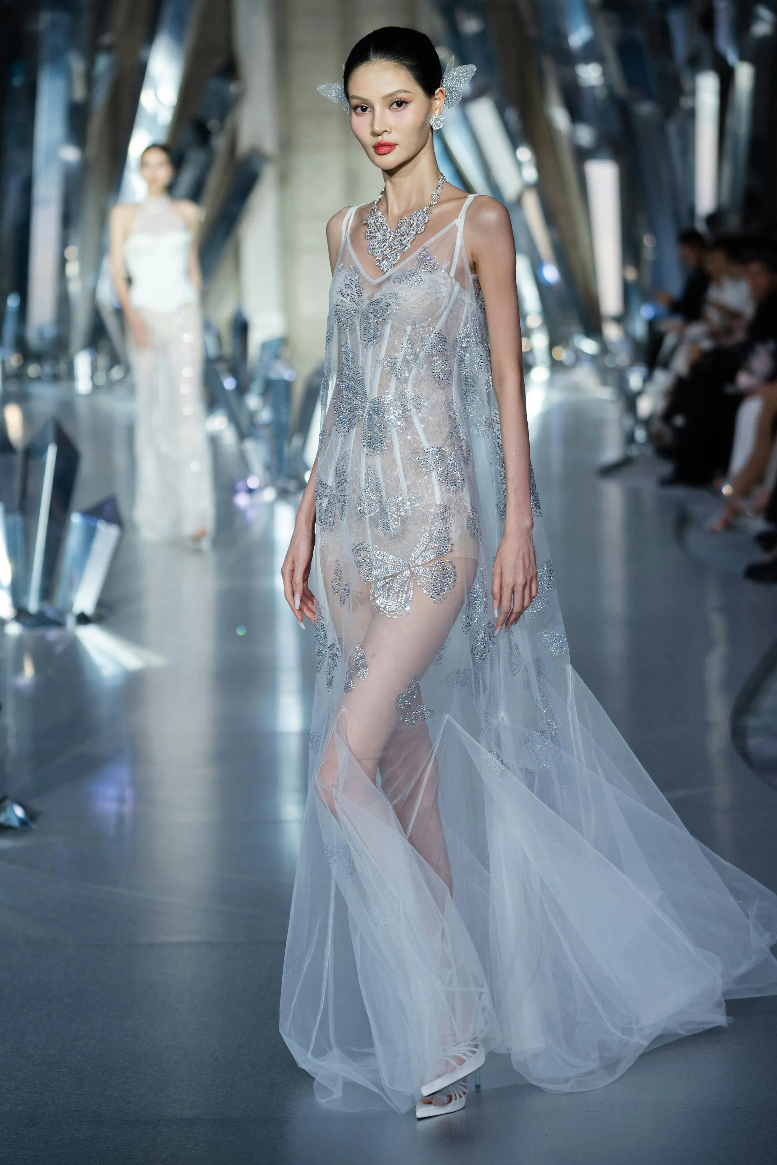 Chung Thanh Phong hiện thực hóa giấc mơ thời trang với 80 thiết kế Haute Couture limited