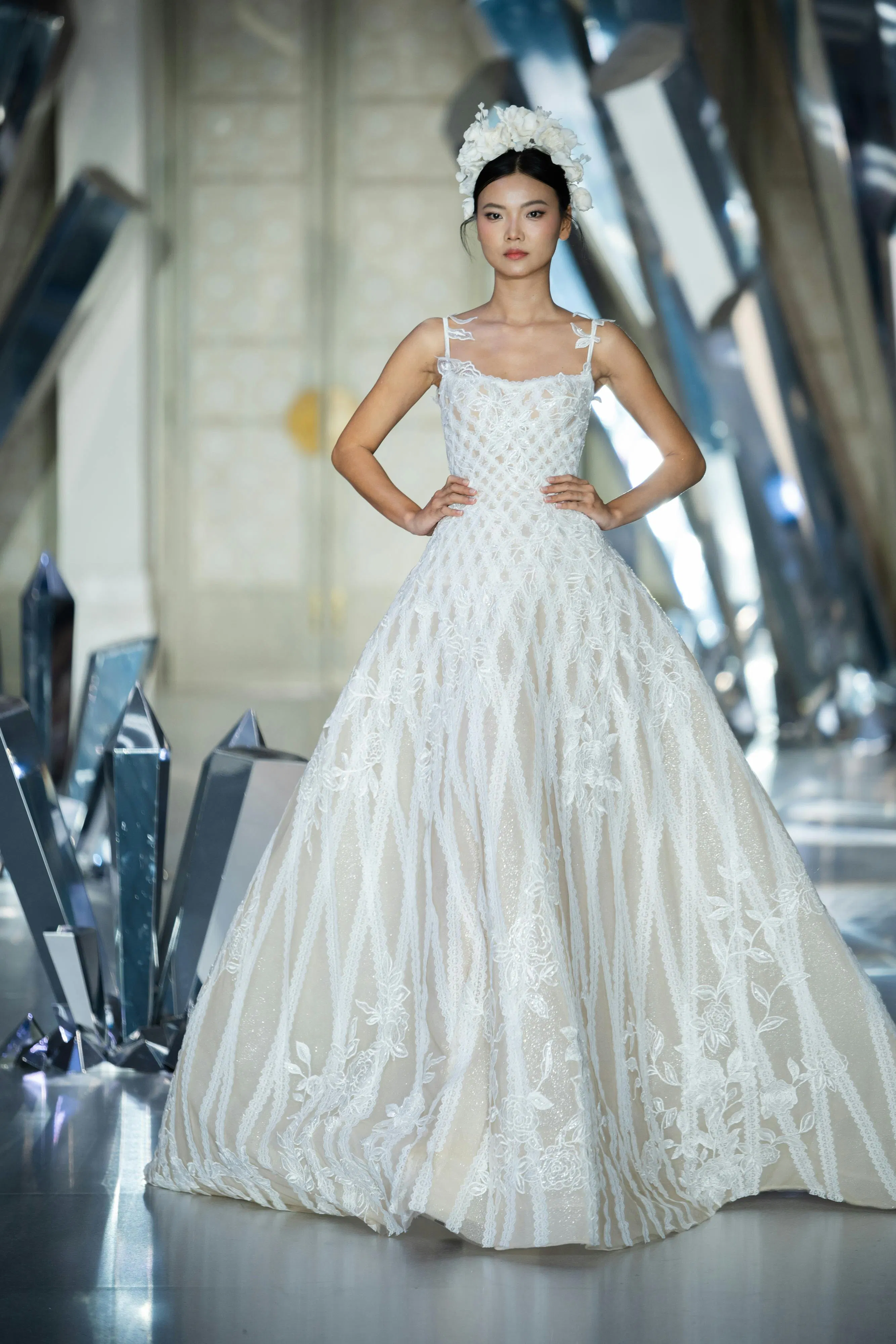 Chung Thanh Phong hiện thực hóa giấc mơ thời trang với 80 thiết kế Haute Couture limited
