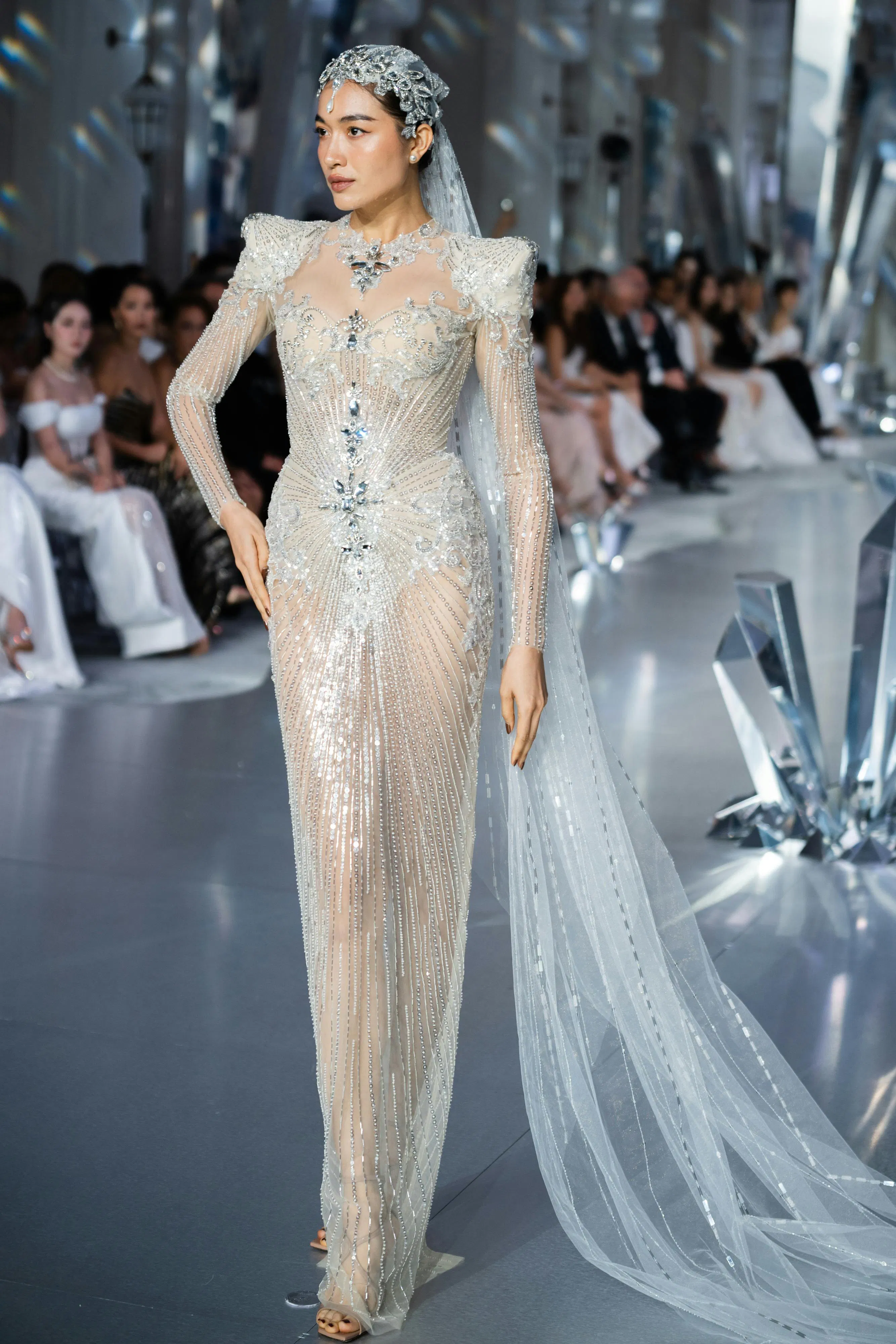 Chung Thanh Phong hiện thực hóa giấc mơ thời trang với 80 thiết kế Haute Couture limited