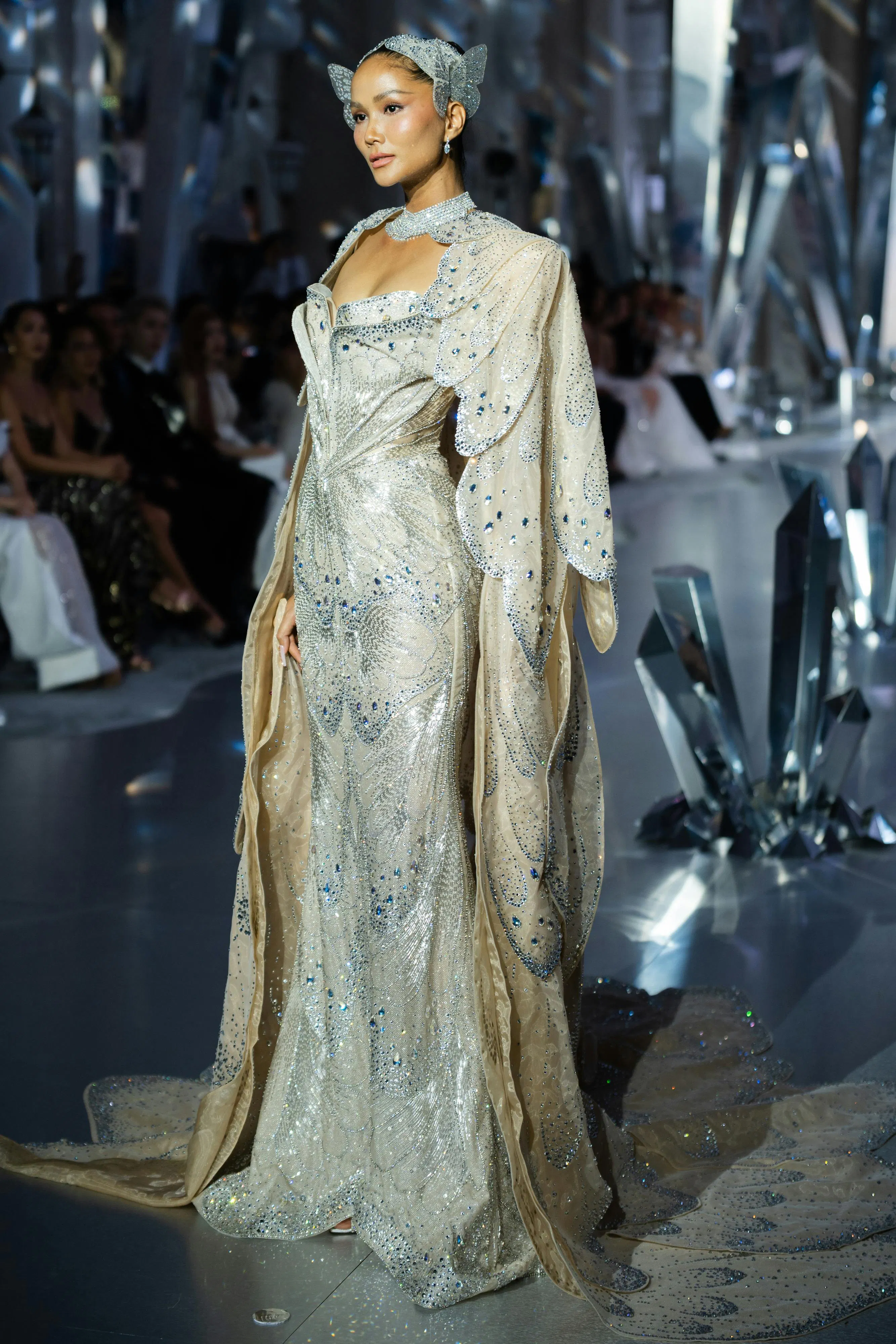 Chung Thanh Phong hiện thực hóa giấc mơ thời trang với 80 thiết kế Haute Couture limited